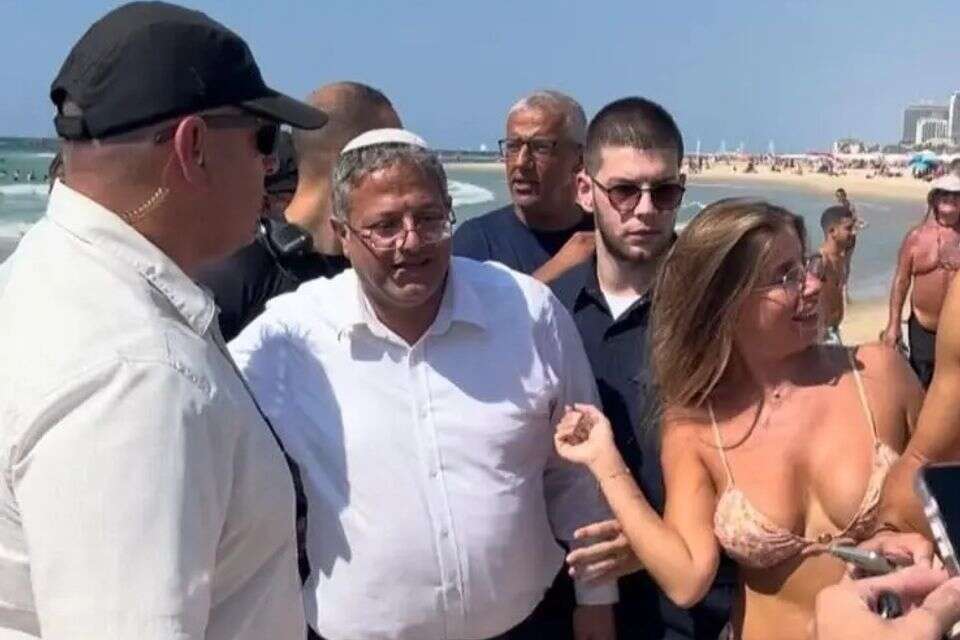 המשטרה עצרה אישה שזרקה חול לעבר השר בן גביר שהגיע לחוף בתל אביב