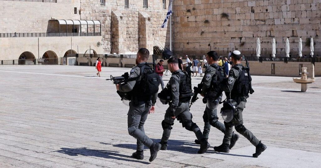 משטרת ישראל עוצרת שני עיתונאים פלסטינים שצילמו במסגד אל-אקצא בירושלים – חדשות ישראל