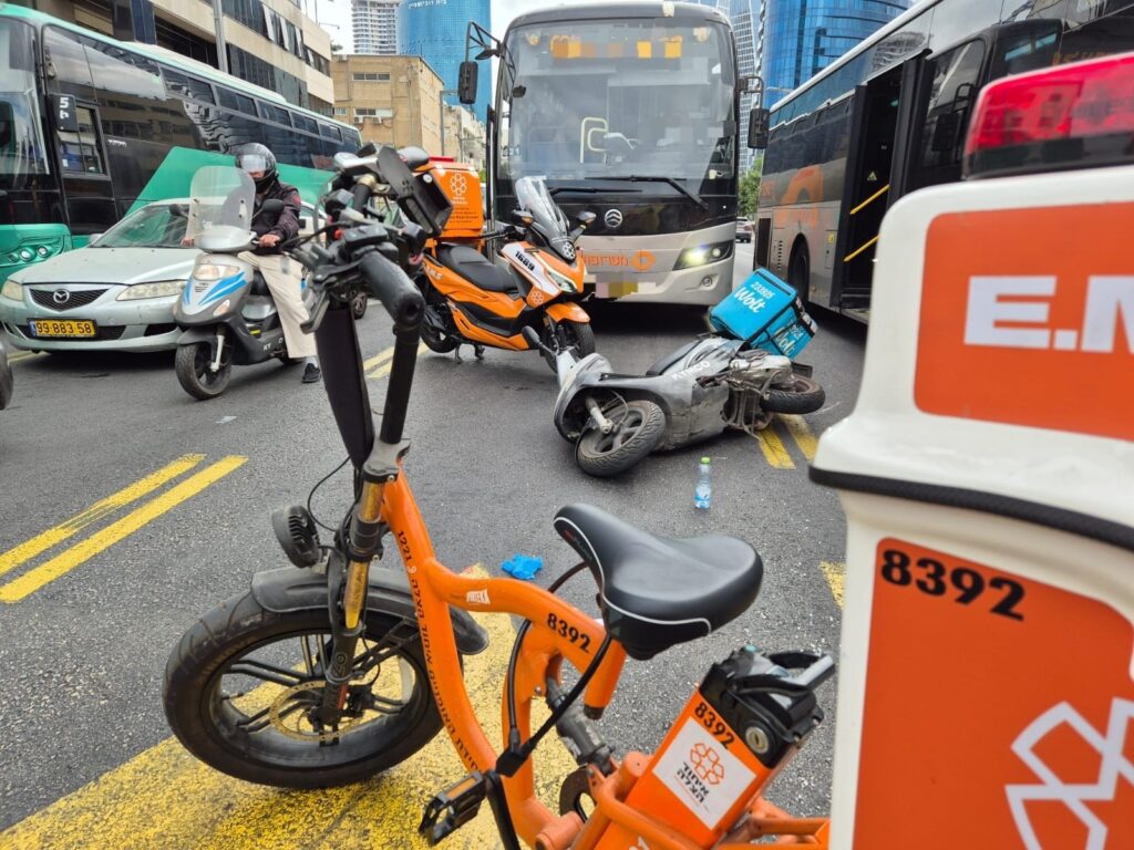 רוכב קטנוע נפצע באורח בינוני בתאונת דרכים במרכז תל אביב