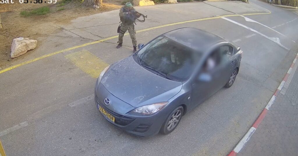 סקירת הביקורת על סרט תיעודי שנערך ב-7 באוקטובר כדי לעשות דמוניזציה של עזתים כרוצחים או גנבים, שנמחקה על ידי הגרדיאן – חדשות ישראל