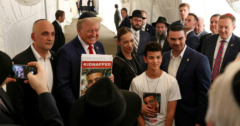 טראמפ משתתף בשני אירועי הנצחה ב-7 באוקטובר בניו יורק ובמיאמי ונפגש עם משפחתו של בן הערובה הישראלי – US News