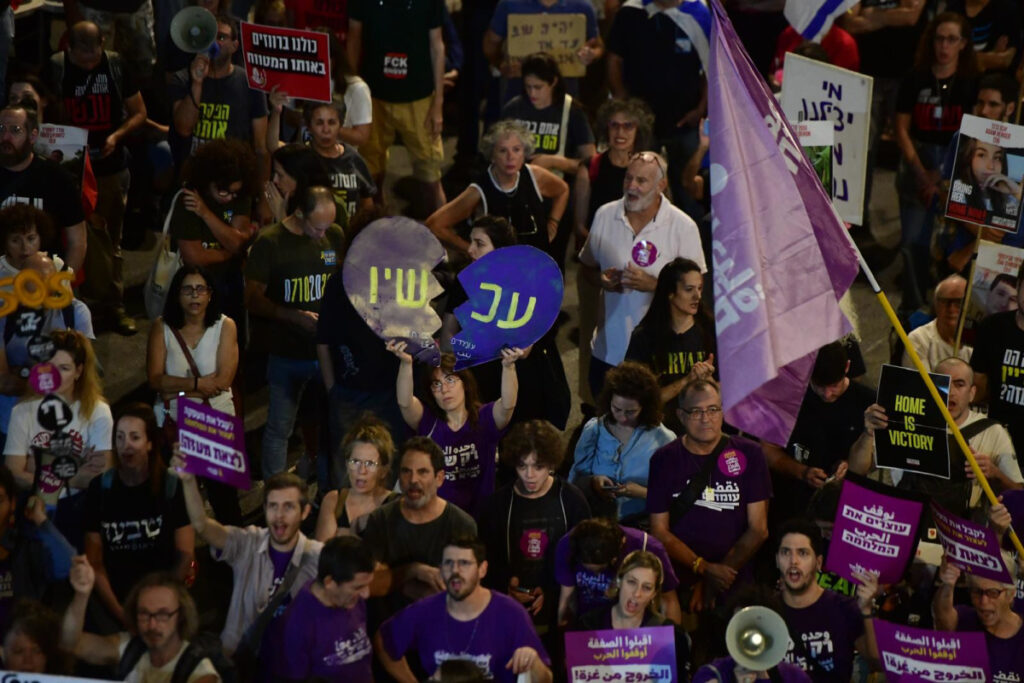 ״לשכוח אותם זה להרוג אותם״: העצרת וההפגנה למען החטופים בתל אביב