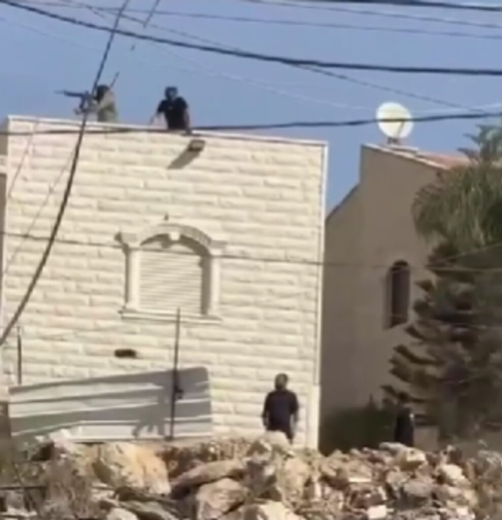 תיעוד מצמרר: רעול פנים יורה מגג בניין לעבר תושבים במרכז הנגב