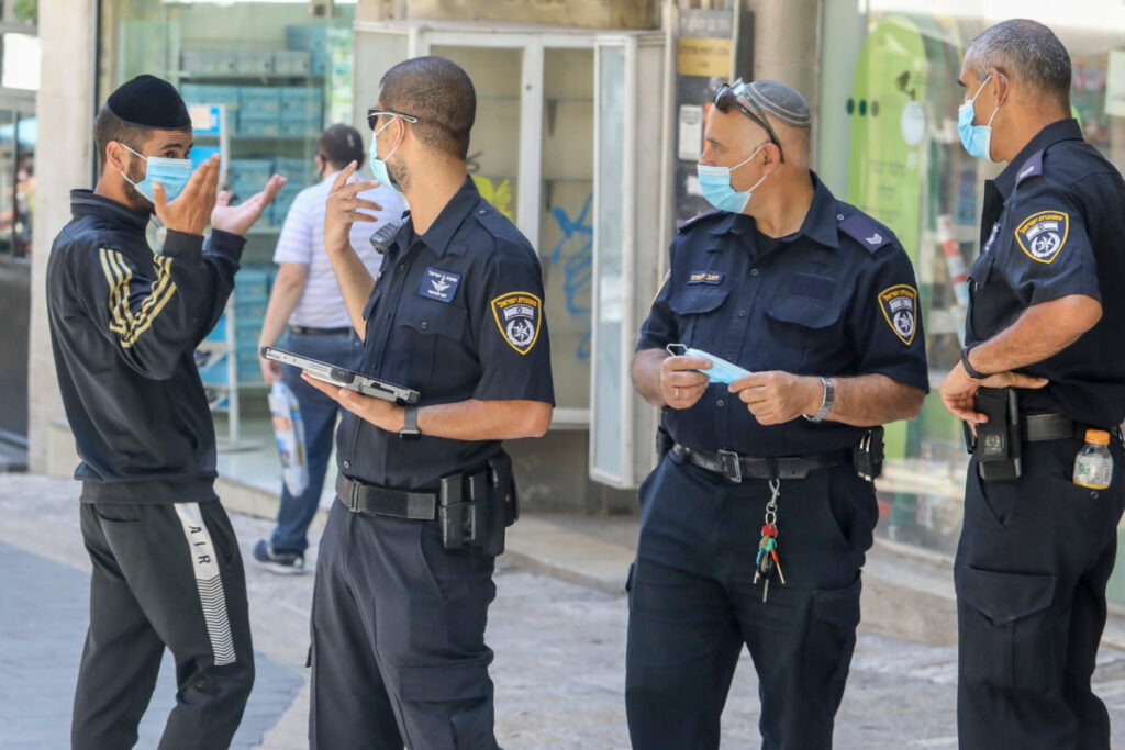שוקר חשמלי ואגרופים לפנים: שוטרים הורשעו בתקיפת אזרח שלא שם מסכה