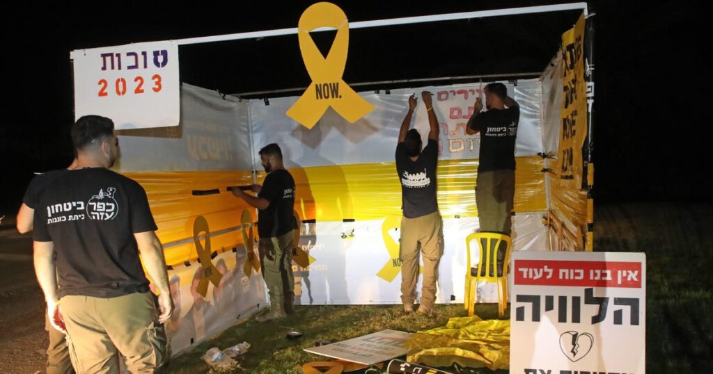 "לא נעצור עד שהם יחזרו": בניית סככת בני ערובה בעזה – חדשות ישראל