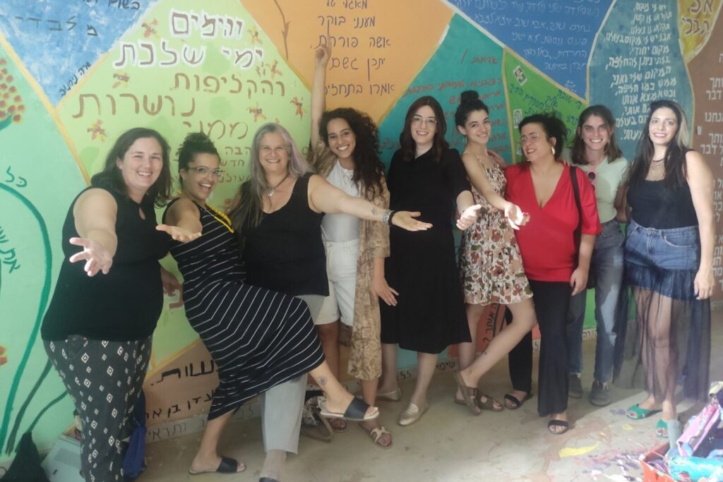 קירות מדברים: המלחמה קיבצה יחד משוררות רחוב שצועקות, מנחמות, ומספרות את סיפורן