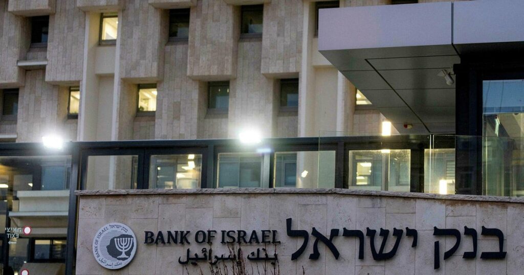 הבנק המרכזי של ישראל מחזיק את הריבית בהמתנה, אך אומר כי אינפלציה גבוהה בזמן מלחמה עלולה להוביל לעלייה בריבית – חדשות ישראל