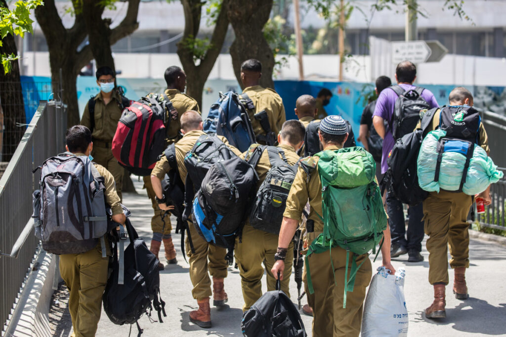 הסעות החיילים בחג: במשרד התחבורה תוקפים את ארגון אחים לנשק