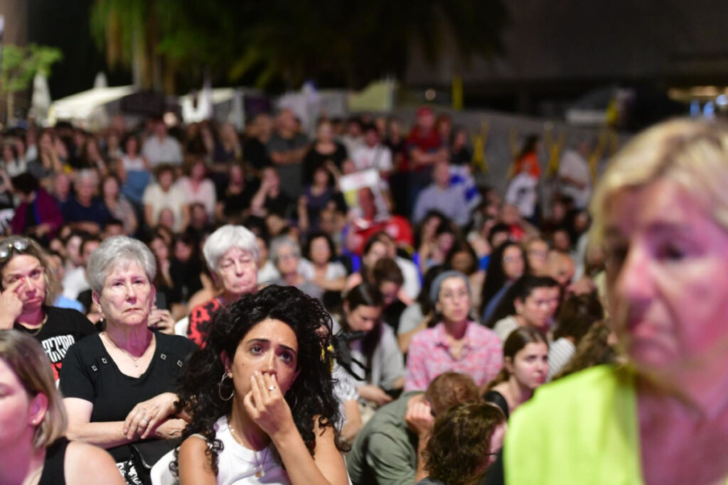 "אל תשאירו אותנו לבד במאבק הזה": זעקת משפחות החטופים בכיכר
