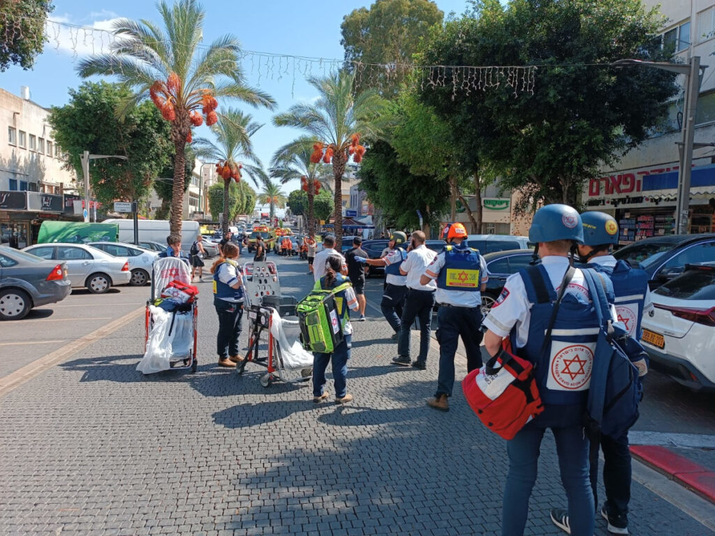 עדות מצמררת של רעיית פצוע בחדרה: "המחבל דקר אותו בצווארו"