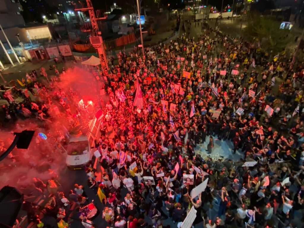 הפגנות לשחרור החטופים: המשטרה השתיקה את ההגברה בשער בגין
