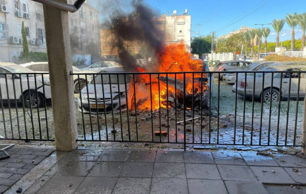 אחרי הפגיעה בקיסריה: כ-55 שיגורים לצפון; 5 פצועים בינוני-קל