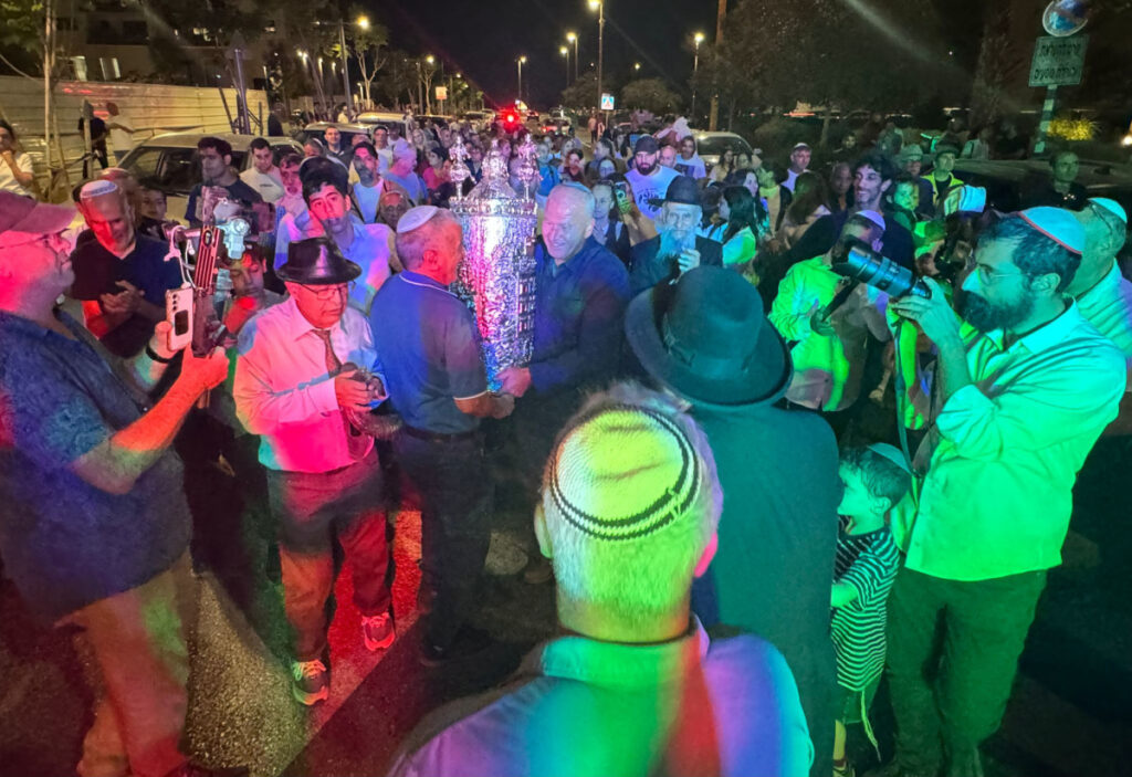 הכנסת ספר תורה לזכרו של המפקד שנפל בעת שחרור אוגדת עזה