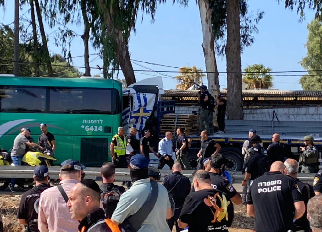 המחבל מהפיגוע: ערבי-ישראלי מקלנסווה; עד ראייה: "ראיתי ערימת אנשים מעוכים"