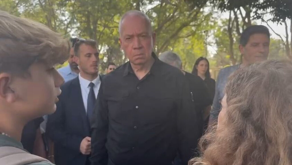 צפו: שר הביטחון יואב גלנט במפגש עם חטופים ששוחררו בניר עוז