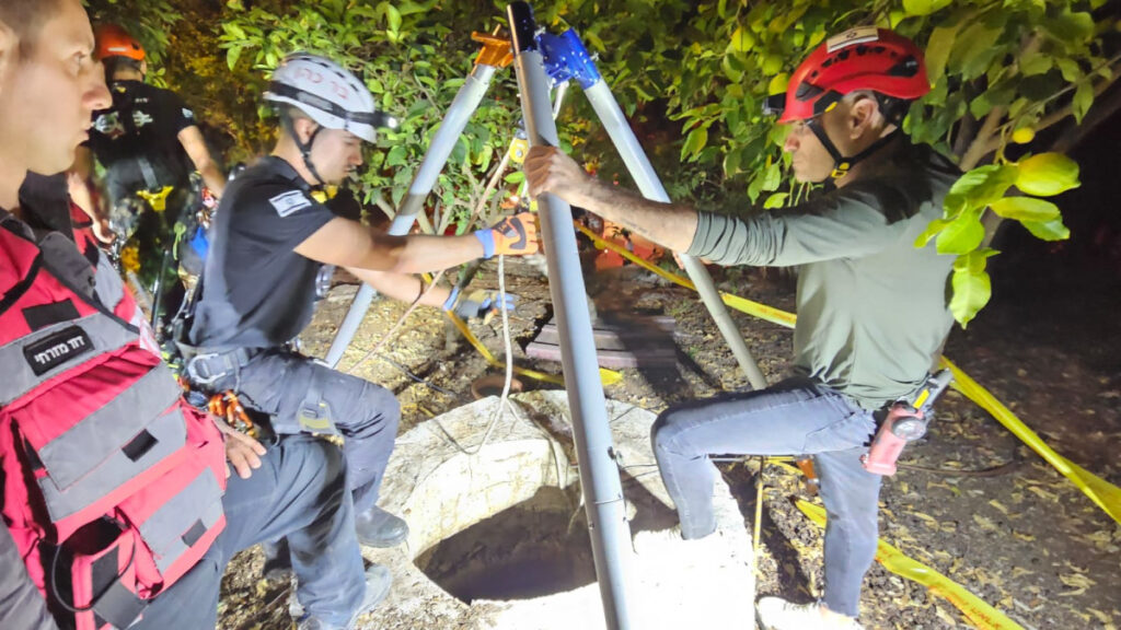 לוחמי האש חילצו אדם ללא רוח חיים מבור בעומק שישה מטרים