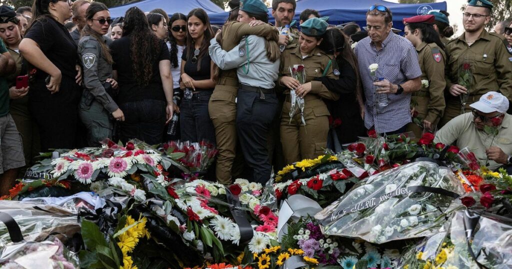 הישראלים חייבים לקום מפסטיבל השבעה שנמשך שנה ב-7 באוקטובר – דעה