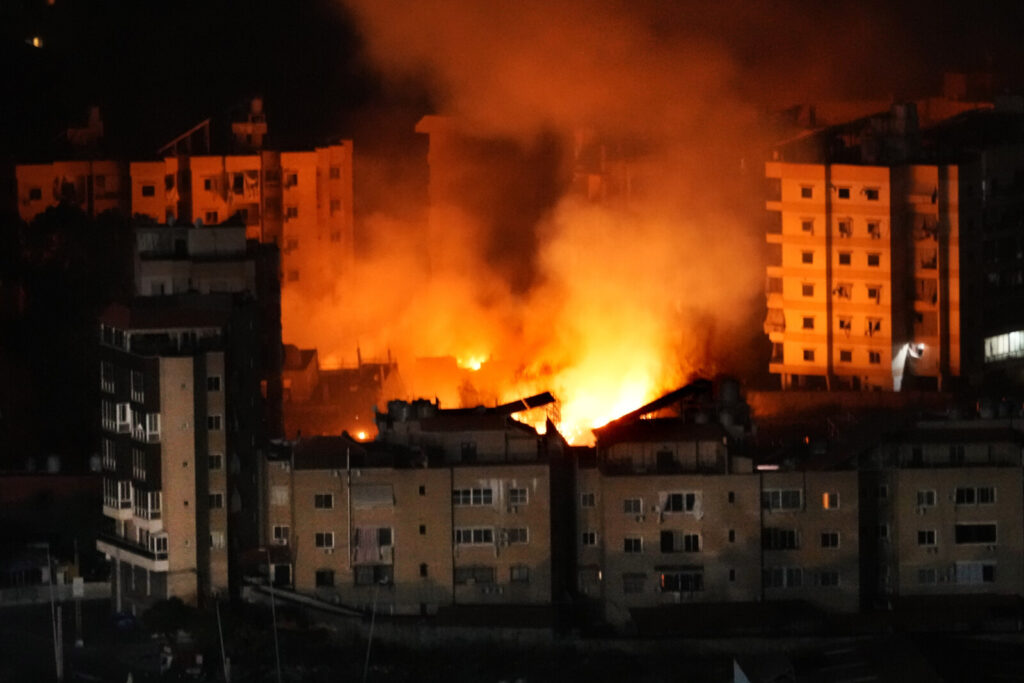 הפלסטינים: פשיטה קרקעית בחאן יונס; דיווח בלבנון: שורת תקיפות ברובע הדאחייה