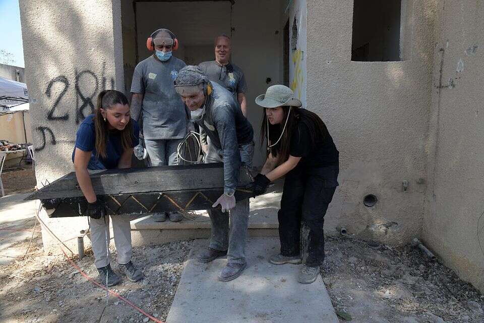 קמים מעפר: אחים לנשק ומאות מתנדבים בונים מחדש את שכונת הצעירים בכפר עזה
