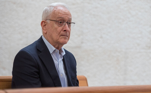 מו"ל הארץ כינה מחבלים לוחמי חופש, משרדי ממשלה יפסיקו…