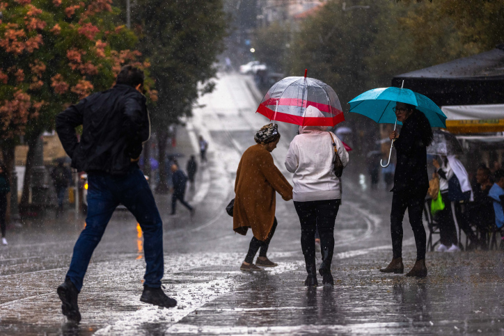 מזג האוויר: ירידה קלה בטמפרטורות, סיכוי לגשם מקומי