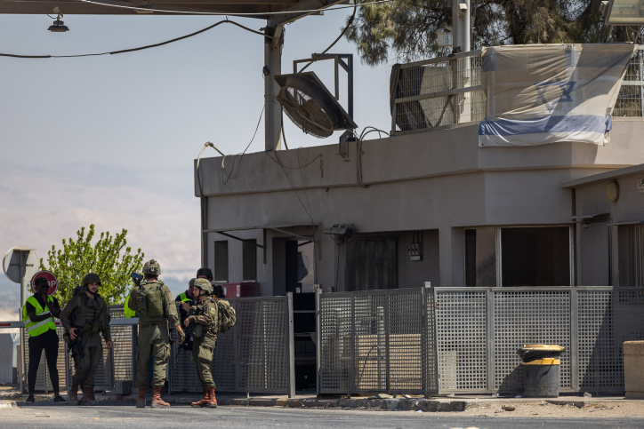 אחרי הפיגוע במעבר אלנבי: עובדי המכס שובתים בדרישה לאבטחה מוגברת