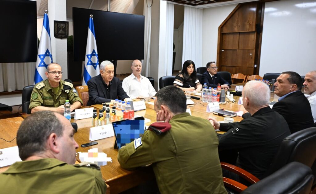 דיווח: ישראל לא תתקוף יעדי גרעין ונפט באיראן; נתניהו בהתייעצות עם שרים וראשי מערכת הביטחון