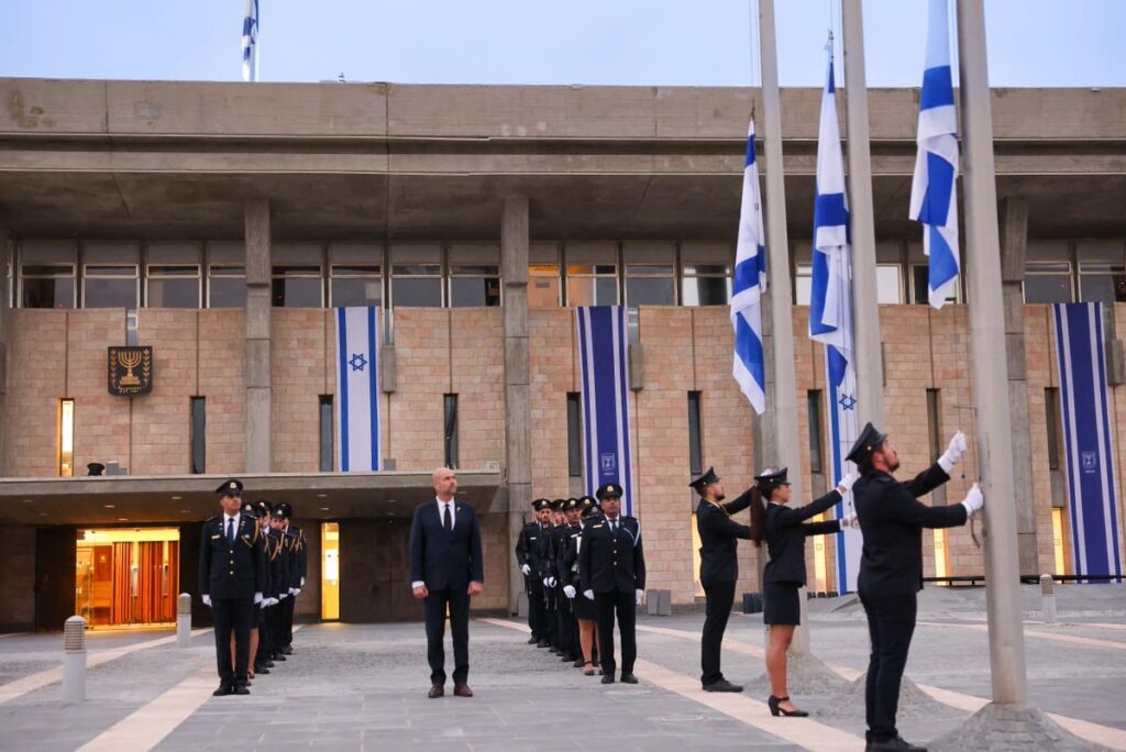 הדגלים הורדו לחצי התורן ב-06:29: ישראל מציינת את יום הזיכרון הראשון ל-7 באוקטובר