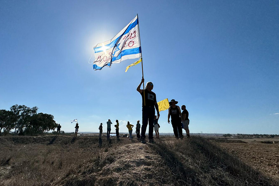 תומכי התנחלות בעזה קיימו כנס היערכות ליד בארי; משפחות חטופים הפגינו מולם