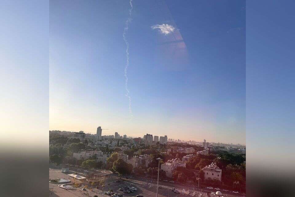 האזעקות בגוש דן: יירוטים נצפו בתל אביב והמרכז – זוהו שיגורים שחצו מלבנון