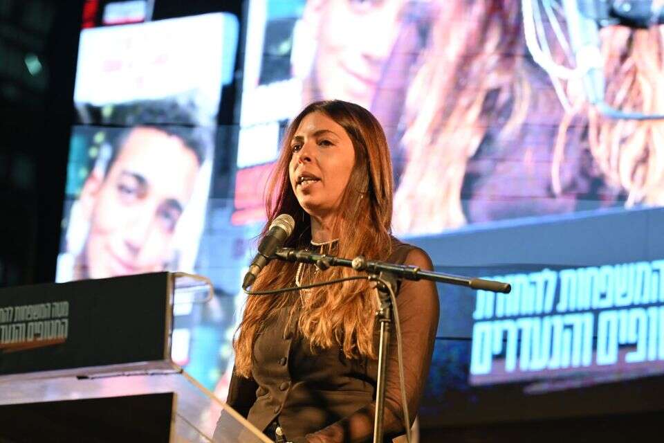 מורן סטלה ינאי בכיכר החטופים: "אני יודעת מה הם עוברים שם, חייבים להפסיק להמר על החיים שלהם"