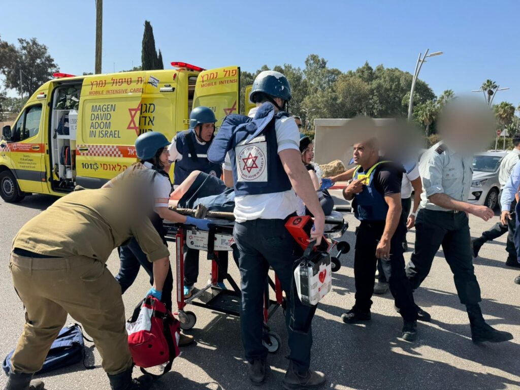 חשד לפיגוע דריסה: עשרות נפגעים ממשאית שפגעה בתחנת אוטובוס סמוך לגלילות
