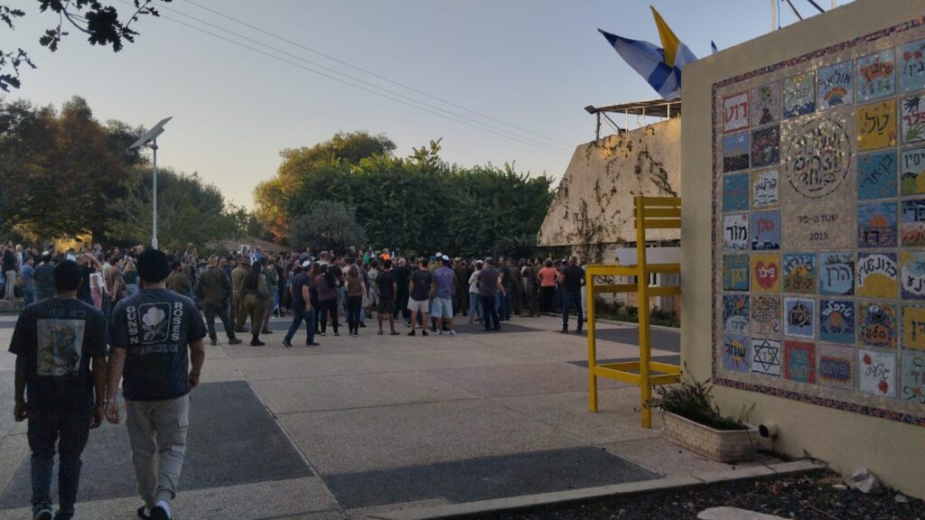 "לא מאמינים שצריך להיפרד": סמל עידו בן-צבי שנפל בקרב בצפון הרצועה מובא למנוחות בקיבוץ שמרת