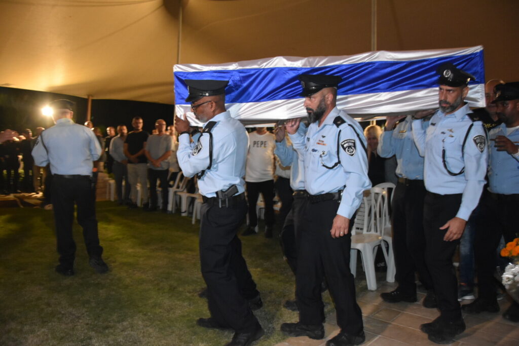 "מצדיעה לך בפעם האחרונה": הובא למנוחות רס"ב אדיר קדוש, השוטר שנרצח בפיגוע בכביש 4