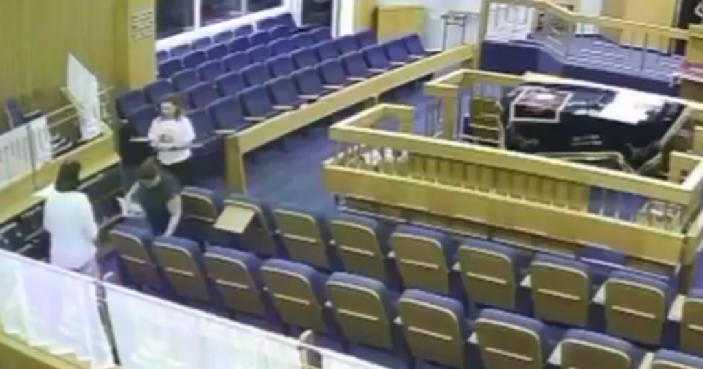חקירת שני שוטרי משטרת ישראל במעצר נשים בדרישה לשחרר בני ערובה בבית הכנסת – חדשות ישראל