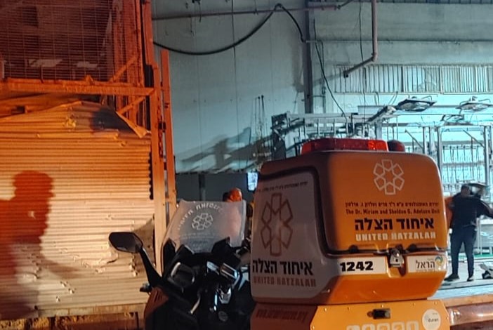 עובד כבן 70 נהרג מנפילת שער מתכת באשקלון