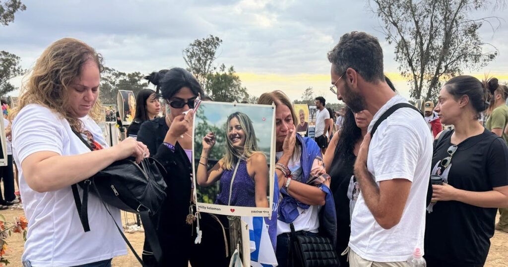 'זה מרגיש כמו יום ארוך': משפחות וניצולים אבלות על טבח נובה לרגל יום השנה שלו – חדשות ישראל