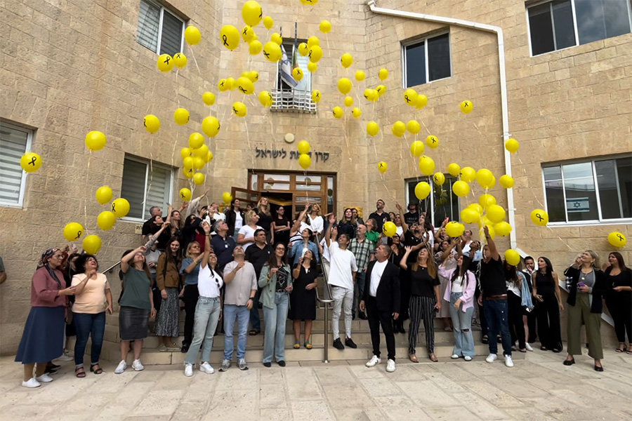 זוכרים את הנופלים והנרצחים, קוראים להשבת החטופים: מקומות עבודה ציינו שנה ל-7 באוקטובר