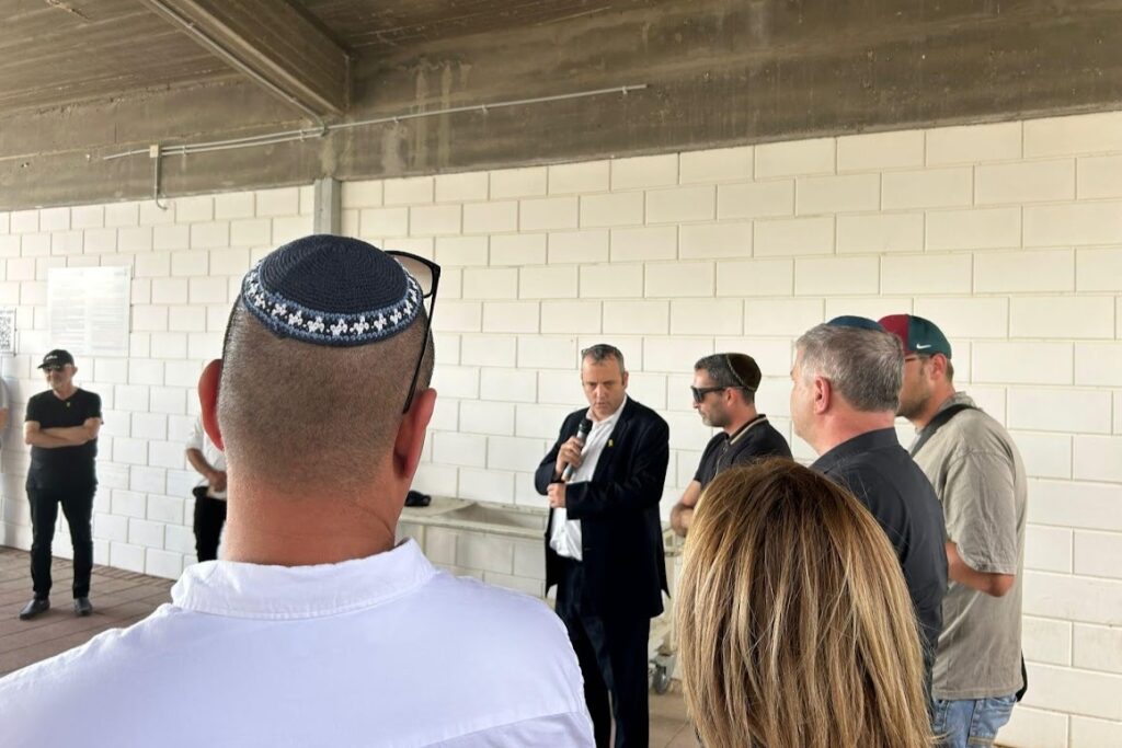 "אני בטוח שהוא הסתכל למחבל בעיניים": הובא למנוחות ויקטור שמשון גרין שנרצח בפיגוע ביפו