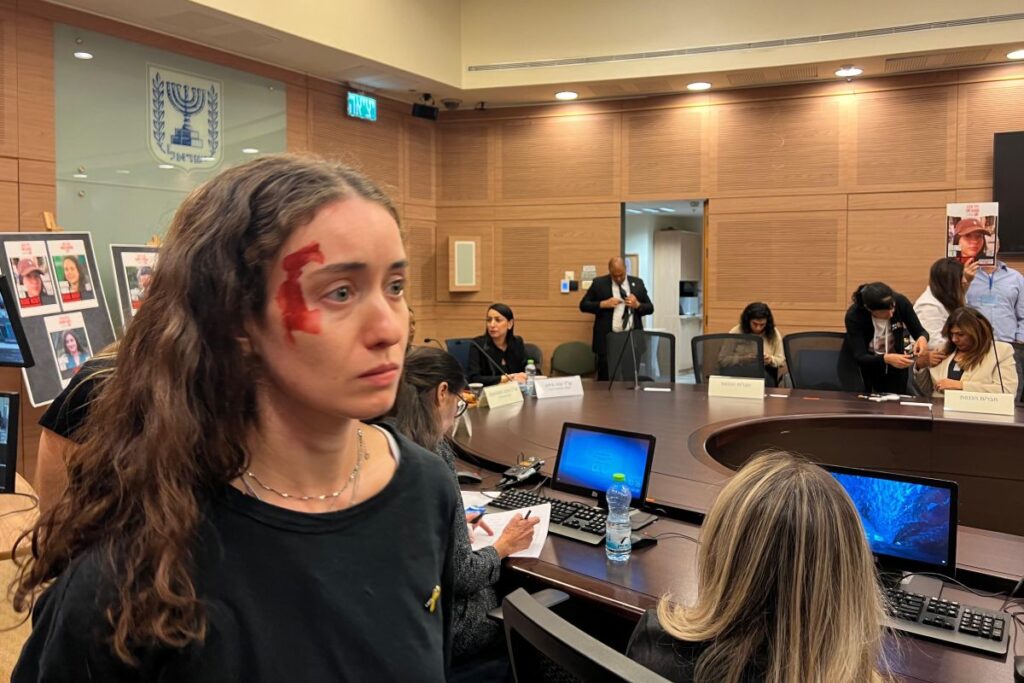 מחאה בוועדת הכנסת: קרובי חטופים הגיעו לדיון במראה המדמם של נעמה לוי מסרטון החטיפה של חמאס