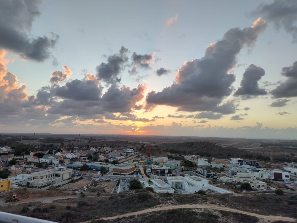 מזג האוויר: רגיל לעונה, עם גשם מקומי קל