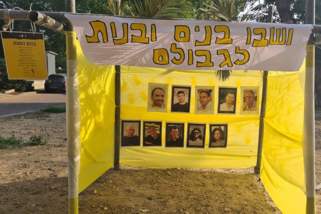 עוד חג בלעדיהם: בקיבוץ בארי הקימו סוכה למען החטופים על חורבות הבתים שהותקפו