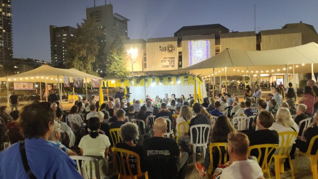 "לארח את עם ישראל כאושפיזין": מאות הגיעו לסוכה שהוקמה בכיכר החטופים