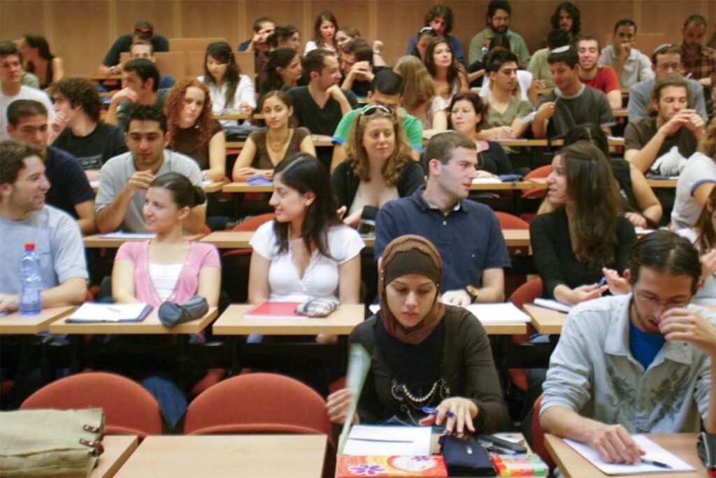 לא עומדים בנטל: 44% מהסטודנטים לא סיימו את לימודיהם בשנה שעברה, כמחצית נעזרים בהורים