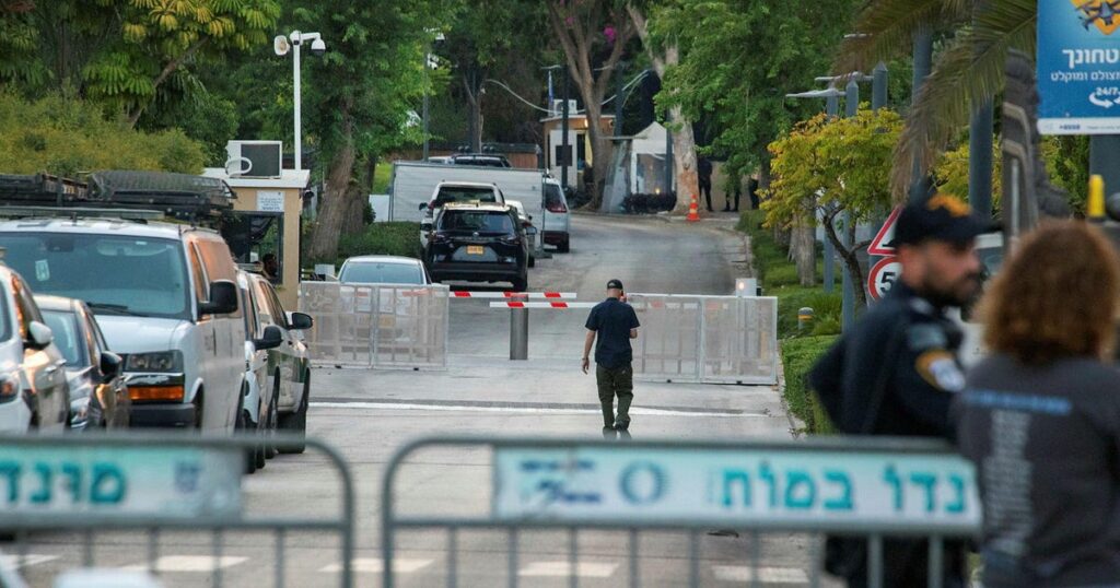 משירות הביטחון הישראלי נמסר כי שתי להבות נורו לעבר ביתו הפרטי של נתניהו בקיסריה