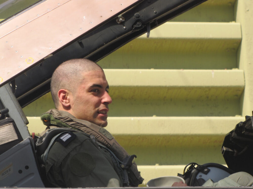 משפחת הטייס שנטל את חייו זועמת: "הרגו אותו בחייו ואותנו במותו"