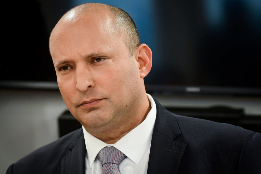 "הפוסל במומו פוסל": נפתלי בנט ובועז גולן מגיש ערוץ 14 – ראש בראש