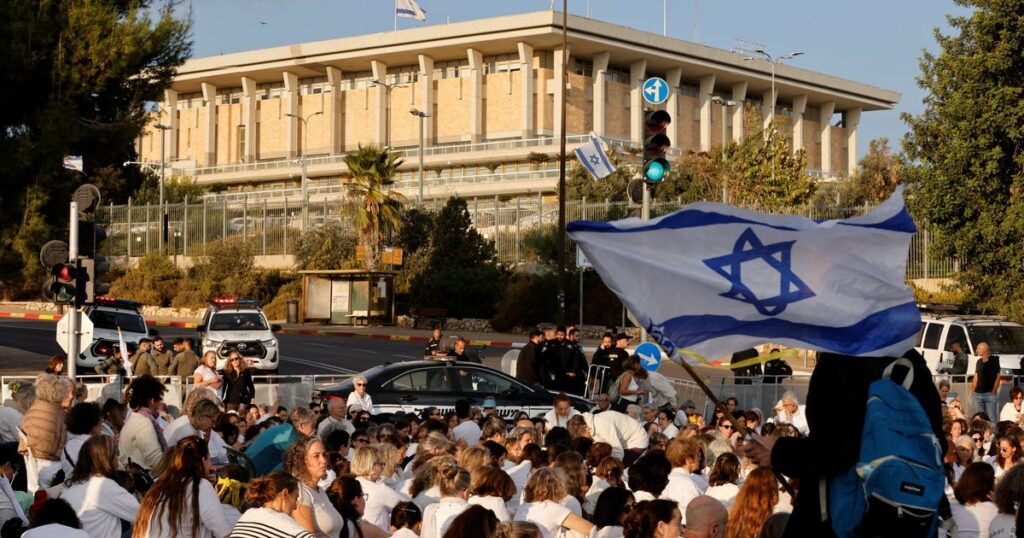 הצבא הישראלי מפציץ יעדים של חיזבאללה ליד דמשק; 70 טילים ששוגרו לעבר ישראל מלבנון – חדשות ישראל