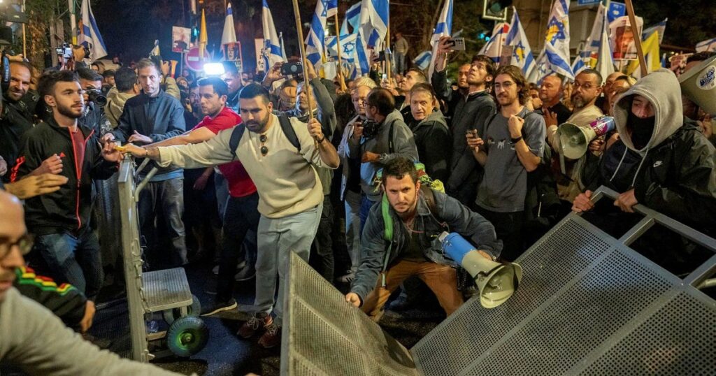 40 נעצרו בהפגנות תל אביב לאחר שנתניהו פיטר את שר הביטחון גלנט – חדשות ישראל