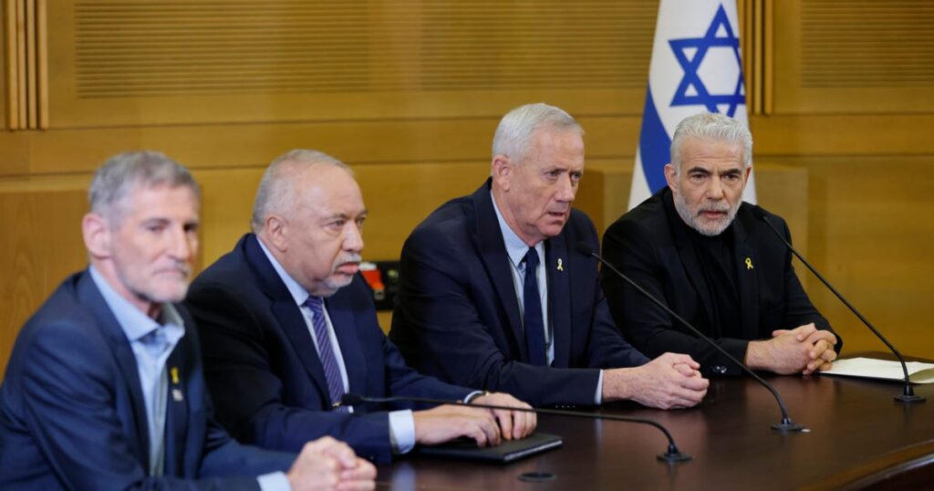 ראשי האופוזיציה בישראל: פיטוריו של גלנט נועדו לסכל חקירות במשרד ראש הממשלה – ישראל חדשות